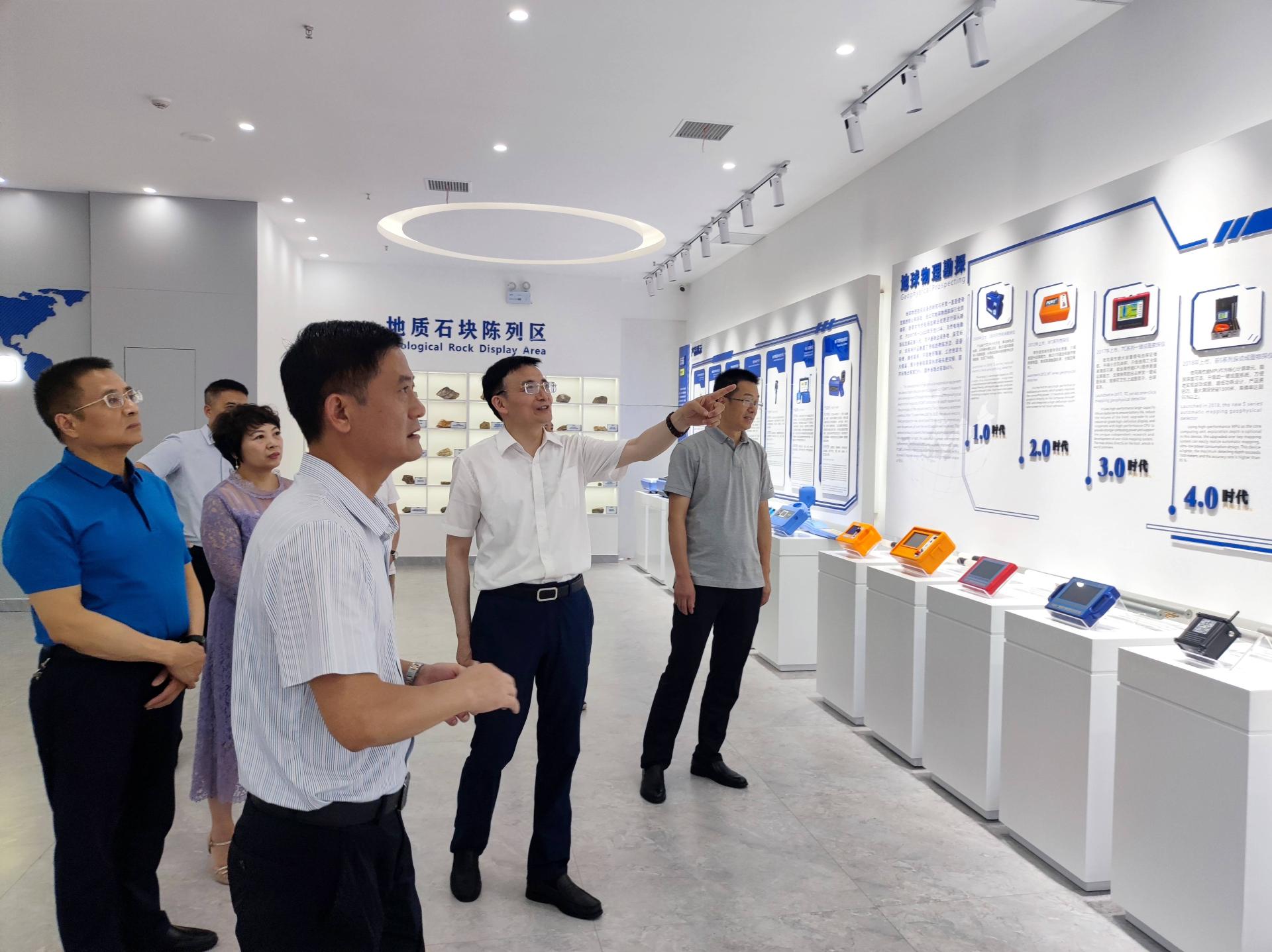 彭繼球主任一行分別參觀考察了普奇研究院各展示區(qū)