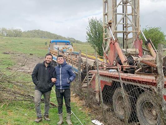 鉆井工人如何打井找水