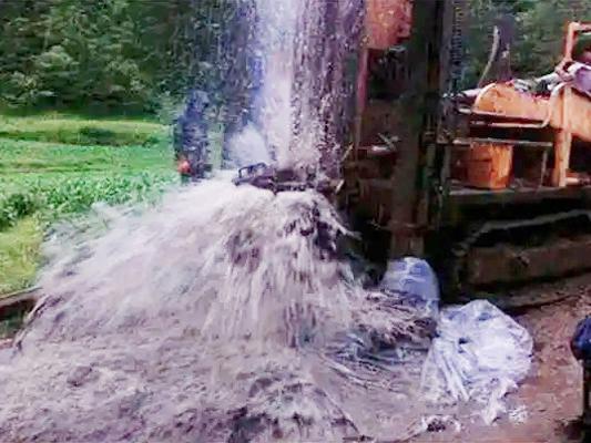 打井時要怎么樣才能知道地下有水？